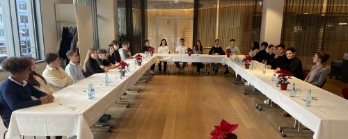 Unsere 8er und 9er beim Knigge-Seminar in der Sparkasse - piekfein, perfekt, pompös