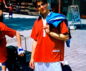 In den Neunzigern in der Pforzheimer Fußgängerzone: Serkan Tuna und Salva Scalisi (von links) treten als Breakdancer auf.